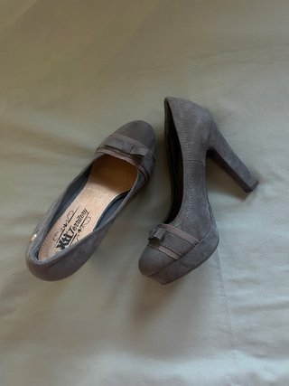 Tacones grises con lazo