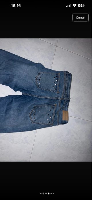Vaqueros de corte acampanado con tachuelas