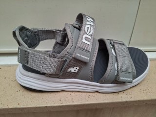 Sandalias New Balance Gris y Blanco