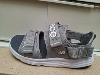 Sandalias New Balance Gris y Blanco