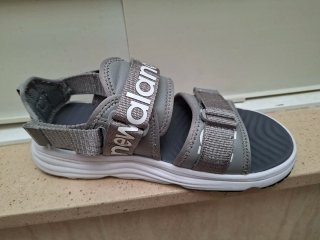 Sandalias New Balance Gris y Blanco