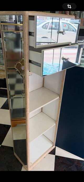 Mueble de cristal con cajones