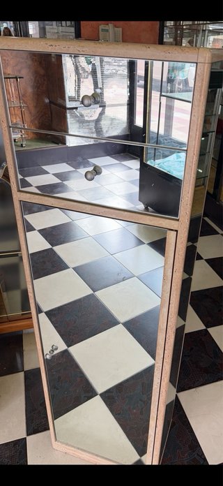 Mueble de cristal con cajones