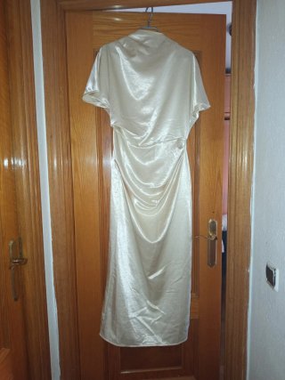 Vestido fiesta satén drapeado beige claro