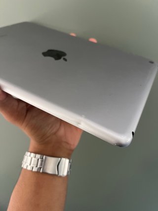 iPad  (6ª Gen) A1893de 32GB –negro/plata