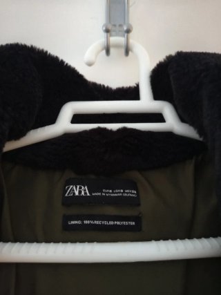 Chaqueta Zara verde con capucha