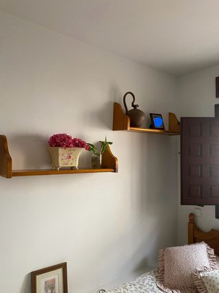 Estanterías de madera. Una mas larga que otra