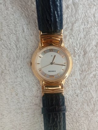 Reloj de pulsera Samsung dorado y negro