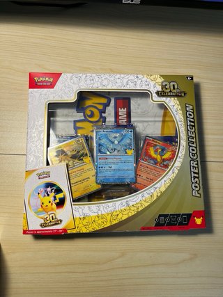 Pokémon 30th Celebration ETB e Poster Collection