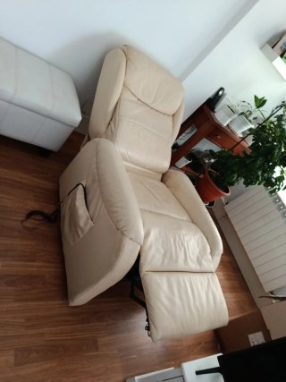 Sillón reclinable beige de piel