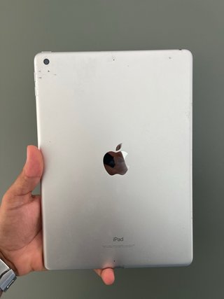 iPad  (6ª Gen) A1893de 32GB –blanca/plata