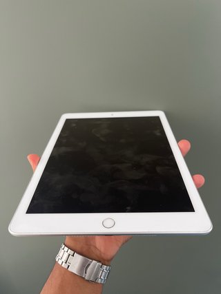 iPad  (6ª Gen) A1893de 32GB –blanca/plata
