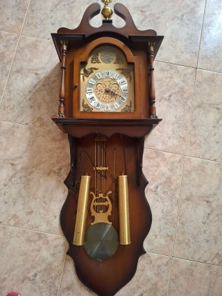 Reloj de Pared Clásico de Madera