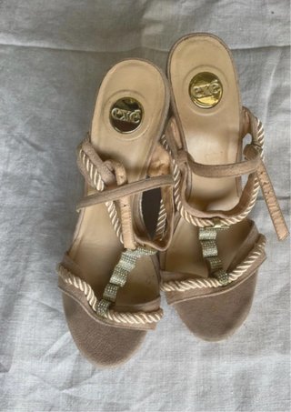 Sandalias cuña beige con pedrería
