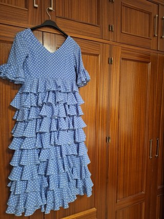Traje de flamenca azul con lunares