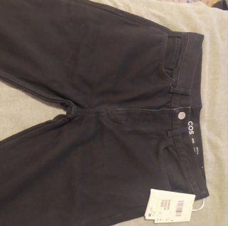 Pantalón vaquero negro COS talla 29/32