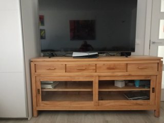 Aparador de madera maciza con puertas de cristal