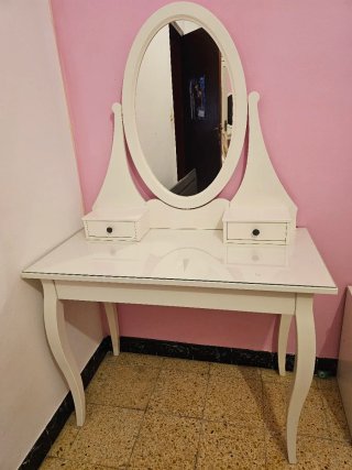 Tocador blanco con espejo ovalado