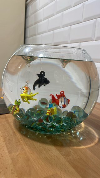 Acquario decorativo con pesci di cristallo