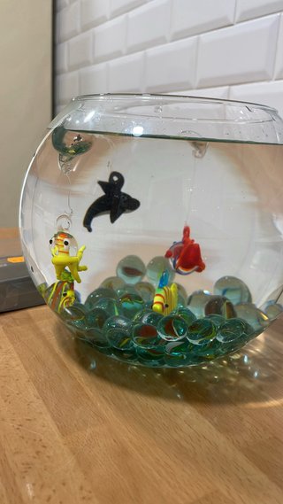 Acquario decorativo con pesci di cristallo
