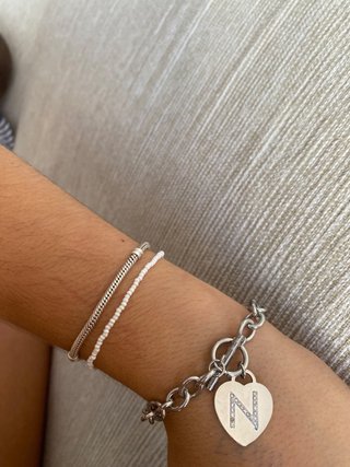 Pulsera plata con inicial N y perlas