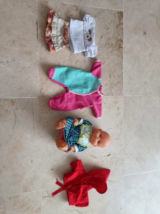 Ropa y muñeca para jugar