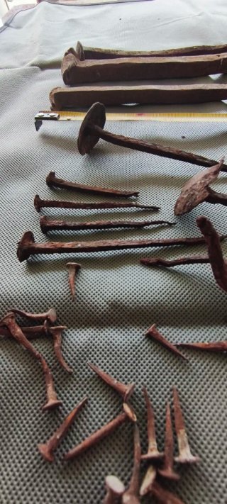 Lote de Clavos y Herrajes Antiguos