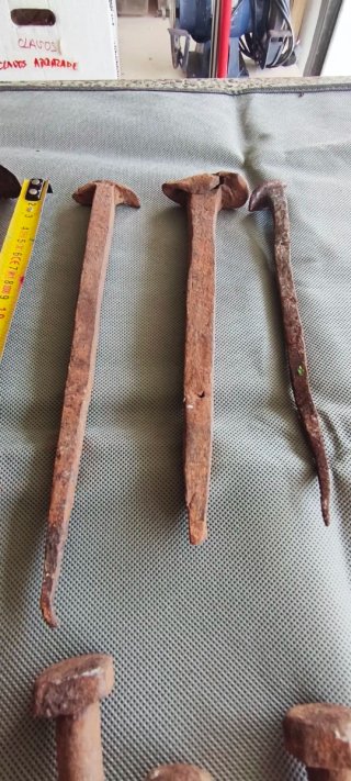Lote de Clavos y Herrajes Antiguos