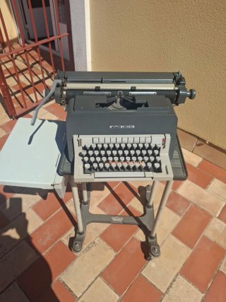 Máquina de escribir Olivetti Linea 98 con mesa