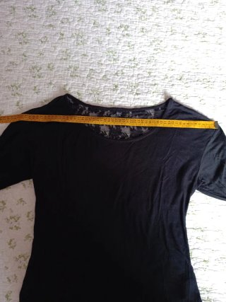 Jersey negro con encaje y botones