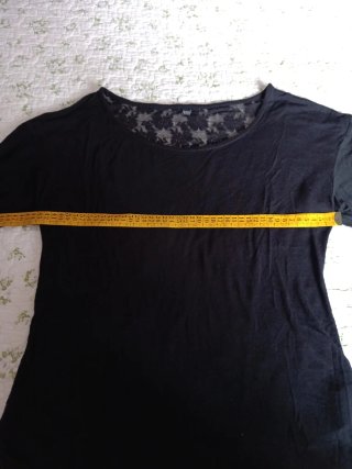 Jersey negro con encaje y botones