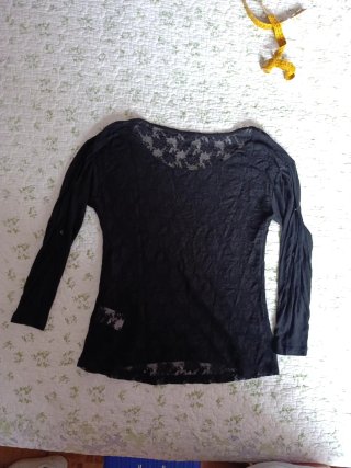 Jersey negro con encaje y botones