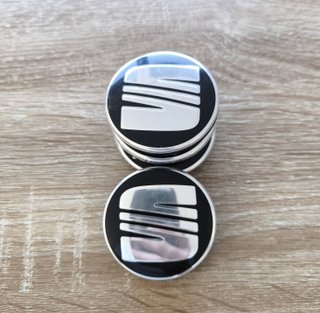 TAPABUJES SEAT 56mm NEGROS CON EMBLEMA PLATA