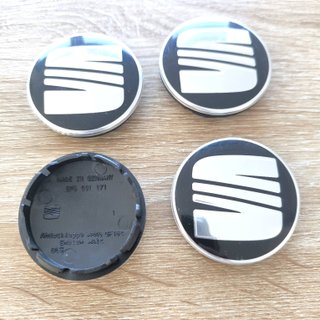 TAPABUJES SEAT 56mm NEGROS CON EMBLEMA PLATA