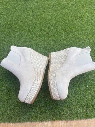 Botines de cuña tipo chelsea beige