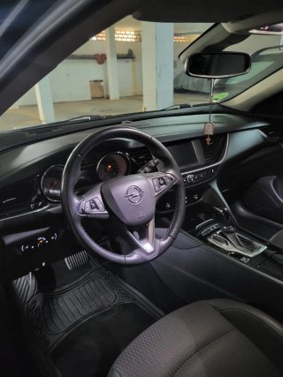 Coche familiar negro