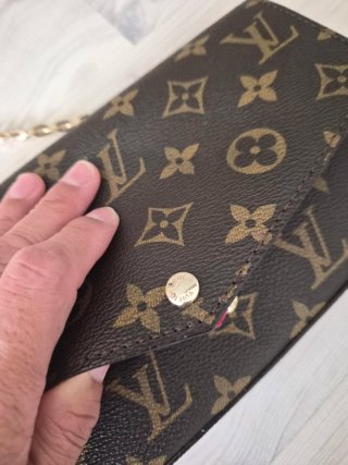 Bolso con cartera interior y cadena dorada.