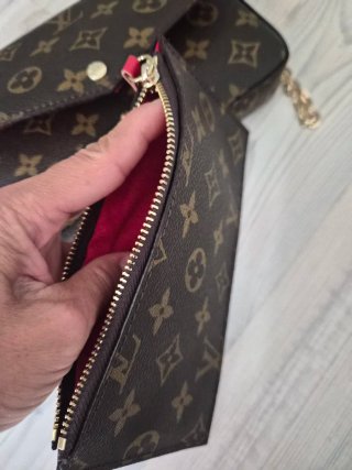 Bolso con cartera interior y cadena dorada.