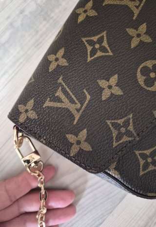 Bolso con cartera interior y cadena dorada.