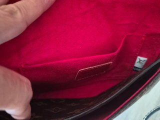 Bolso con cartera interior y cadena dorada.