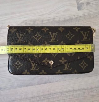 Bolso con cartera interior y cadena dorada.