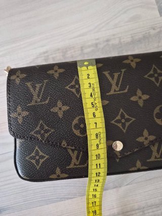 Bolso con cartera interior y cadena dorada.