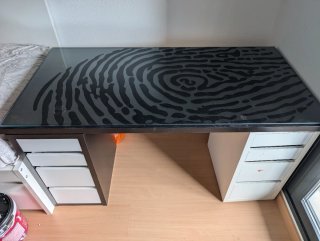Mesa de estudio con cajoneras y cristal