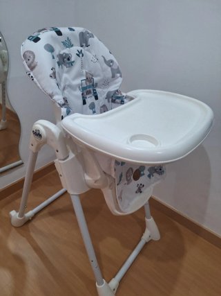 Trona plegable con ruedas. Funda a estrenar