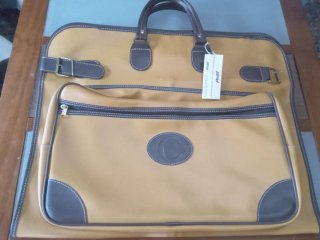 Portatrajes de cuero marrón y beige