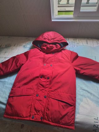 Chaquetón Tizzas rojo con capucha