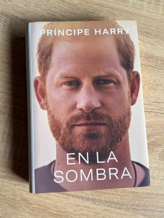 En la sombra Príncipe Harry libro tapa dura