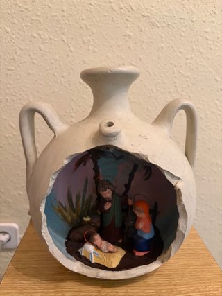 Pesebre en botijo de barro con luz