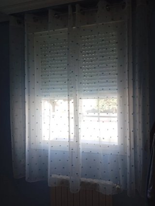 Cuatro Visillos blancos con puntos azules