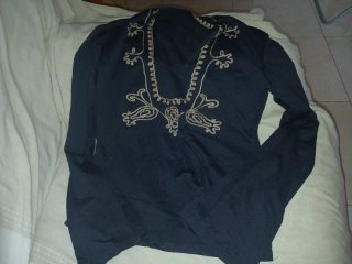 Camiseta negra con bordado dorado
